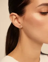 Aro piercing de plata con forma de luna.