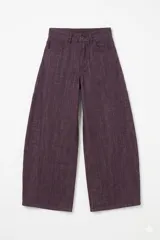 Pantalón de jean color borgoña, de corte barrel y tiro medio, con diseño de perneras anchas y curvas.