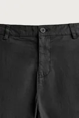 Pantalón chino skinny fit color gris oscuro, confeccionado en mezcla de algodón con elasticidad. Cuenta con bolsillos frontales, bolsillos traseros de vivo y cierre frontal con cremallera y botón.