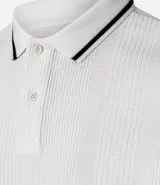 Polo de hombre marca Marfinno, confeccionada en tejido de media malla con textura rayada. Presenta cuello polo con botones y mangas cortas con terminaciones en rib con detalles contrastantes.