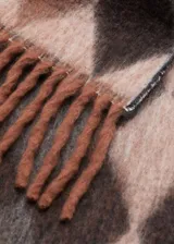 Bufanda de tejido de punto con diseño de rombos en tonos marrones y rosados, terminada con flecos en los extremos.