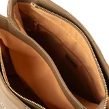 Cartera tipo tote de diseño acolchado en color taupe, confeccionada en símil cuero. Presenta costuras decorativas en forma de V, doble asa de cadena metálica dorada y una correa larga regulable y extraíble. Incluye cierre principal y logo de la marca grabado en el frente.