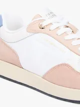 Zapatillas estilo runner Tommy Hilfiger confeccionadas en materiales mixtos de cuero y textil. Presentan una combinación de colores blanco, detalles en rosado y celeste en la parte trasera, con suela tonal y cordones frontales.