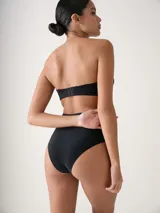 Bombacha de tiro alto y corte láser, color beige, con diseño sin costuras que ofrece un efecto segunda piel.