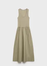 Vestido midi de diseño combinado con cuerpo de algodón acanalado y falda evasé con panel fruncido en la cintura. Presenta cuello escotado y tirantes anchos.