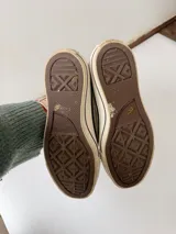 Championes Converse de lona estilo denim con efecto deslavado, puntera de goma blanca y cordones claros.