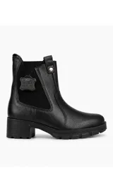 Bota de cuero color negro, de estilo Chelsea con paneles elásticos laterales y suela track con taco cuadrado.