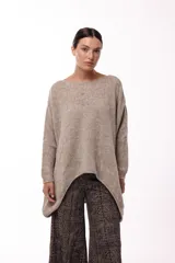 Sweater de punto con silueta amplia y relajada, cuello redondo y mangas largas con puños ajustados. Presenta un diseño de caída fluida y tejido suave.