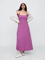 Vestido midi de punto acanalado color crema, con breteles finos y corte ajustado.