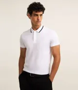 Remera tipo polo de hombre con mangas cortas, confeccionada en tejido técnico transpirable con tecnología Dry y tacto helado. Presenta cuello clásico con botones y detalle de contraste en el borde del cuello.