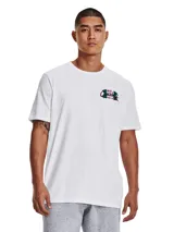 Remera Under Armour color blanco de manga corta, con cuello redondo acanalado y un pequeño estampado gráfico en el pecho.