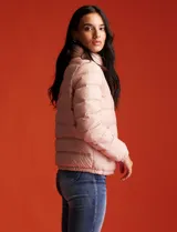 Campera de plumas reversible marca Michael Kors. Un lado es liso y el otro estampado con el logo de la marca. Tiene abertura central con cierre metálico, bolsillos delanteros y avíos metálicos con el logo. Incluye bolsa autoportante.