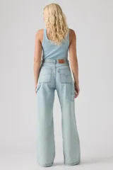 Pantalón de jean estilo baggy carpenter en color celeste claro, con corte ancho y bolsillos utilitarios.