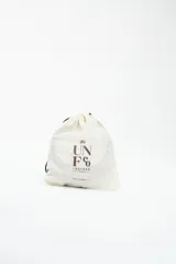 Cinto marrón de cuero con hebilla metálica plateada.