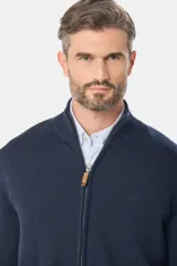 Campera tejida de algodón azul con cierre frontal y cuello alto. Corte clásico.