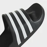 Sandalias tipo chinela Adidas Adilette, color negro con las tres bandas características de la marca en color blanco sobre la banda superior. Presentan una plantilla contorneada y suela de poliuretano.