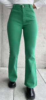 Pantalón de jean verde, de corte oxford, tiro alto y cinco bolsillos.