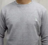 Buzo gris de punto con cuello redondo y logo bordado en el pecho.