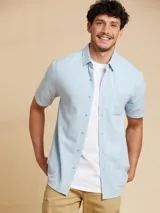 Camisa blanca a rayas verticales grises, de manga corta y corte regular fit.