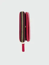 Billetera compacta de cuero color marrón, de diseño plegable con cierre de cremallera perimetral y broche a presión. Interior con múltiples ranuras para tarjetas y compartimento para billetes, con el logo de la marca grabado en bajo relieve.