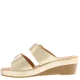 Sandalias de plataforma con taco cuña, color beige con textura tipo reptil. Presentan dos tiras anchas ajustables con hebillas metálicas doradas y plantilla acolchada.