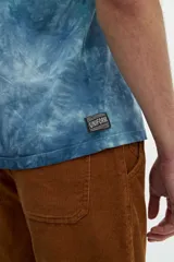 Remera manga corta color rosa con efecto tie-dye y estampa con texto y dibujo en el frente.