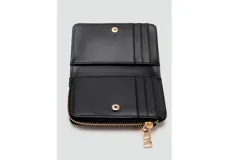 Billetera pequeña de cuero sintético texturizado en color negro, con cierre de cremallera y detalle del logo de la marca en letras doradas en la parte frontal.