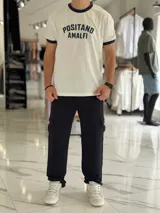 Pantalón jogging cargo color negro, sin felpa, liviano y de corte oversize, con bolsillos laterales en las piernas.