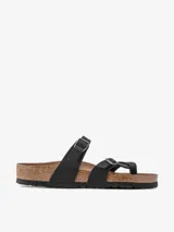 Sandalias Birkenstock Mayari color negro con dos tiras delgadas ajustables con hebilla metálica y tira entre los dedos.