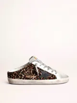 Zapatilla Golden Goose modelo Super-Star, sin talón, con estampado animal print de leopardo, estrella negra de cuero en el lateral y cordones grises.