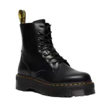 Botas de plataforma Dr. Martens modelo Jadon, confeccionadas en cuero negro con acabado liso. Presentan el diseño clásico de 8 ojales con cordones, pespuntes amarillos en la base, suela Quad de alta resistencia y cierre lateral para facilitar el calce.