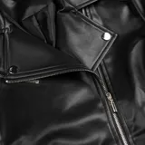 Campera de cuero sintético negra estilo biker, con solapas amplias, cierre cruzado, bolsillos laterales con cierre y herrajes plateados.
