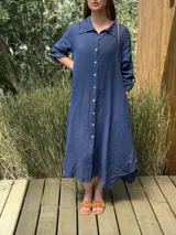 Vestido camisero amplio y largo color marrón chocolate, fabricado en Italia, con botones de nácar, cuello camisero y bolsillos laterales.