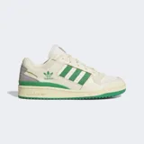 Championes Adidas Forum Low CL color crema con detalles en verde y gris.