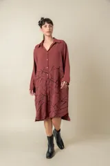 Túnica color almendra con estampado geométrico en negro, de corte oversize, con cuello camisero y mangas 3/4.