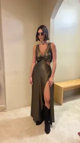 Vestido largo de crepé con acabado metalizado, escote en V profundo con detalle de aro central, aberturas laterales en la cintura y falda con tajo frontal.