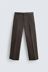 Pantalón chino de corte regular fit, confeccionado en tejido de algodón con estructura diagonal. Presenta bolsillos frontales, bolsillos traseros de vivo con botón y cierre frontal con cremallera y botón.