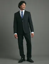 Traje de corte slim fit compuesto por saco de dos botones y pantalón de vestir a juego. Presenta una silueta entallada y moderna.