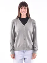 Cárdigan color gris con cuello en V, abotonado al frente y mangas largas.