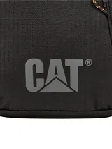 Bolso bandolera unisex CAT Explorer Shoulder Bag, color negro, con logo estampado en gris. Cuenta con un compartimento principal con cierre y un bolsillo frontal con cierre. Correa ajustable para el hombro.