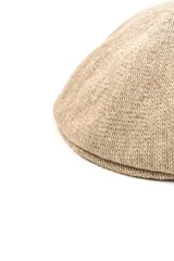 Boina de punto color gris melange, de diseño clásico y textura suave.