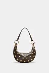 Bolso de mano tipo saca con diseño redondeado, confeccionado en material sintético color marrón oscuro. Presenta múltiples tachas metálicas doradas distribuidas por toda la superficie y un asa superior sujeta por anillas metálicas doradas. Cuenta con cierre superior mediante cremallera metálica.