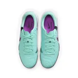 Championes de fútbol Nike Tiempo Legend 10 Academy para césped sintético, color verde menta con detalles en violeta y negro. Presenta el logo de la marca en el lateral y suela con tapones de goma para mayor tracción.