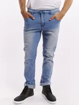 Jean de corte slim fit en color azul claro con lavado localizado. Presenta diseño clásico de cinco bolsillos, cierre frontal con botón y bragueta, y ruedos doblados.