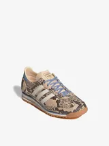 Championes Adidas SL 72 OG de perfil bajo, con empeine de cuero con estampado de piel de serpiente, tres tiras blancas laterales, cordones celestes y suela de goma estriada con entresuela de EVA y detalle en celeste.