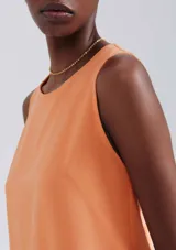 Vestido corto color verde claro, sin mangas y corte recto.