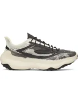 Championes deportivos Under Armour UA Flare en color blanco y negro, con capellada textil transpirable, entresuela acolchada de gran volumen y suela de goma resistente.