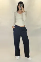 Pantalon deportivo de corte recto y tiro medio, confeccionado en tejido de algodón con cintura elástica y cordón ajustable. Presenta un diseño holgado y cómodo.