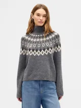 Buzo de punto con cuello alto, diseño estampado estilo fairisle con rayas horizontales y puntos en tonos tostado y blanco. Presenta mangas largas con puños acanalados y ruedo recto.