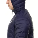 Campera acolchada tipo puffer, color azul marino, con capucha y cierre frontal. Presenta costuras horizontales y el logo de Diadora en blanco en el pecho.